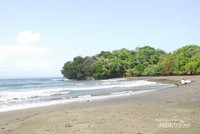 Menaklukkan Gulungan Ombak Pantai Batu Karas