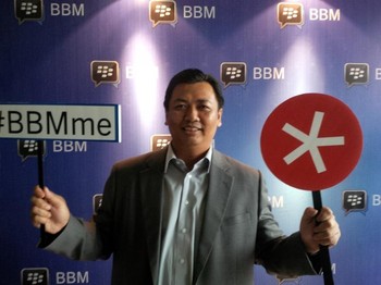 Managing Director BlackBerry Indonesia, Maspiono Handoyo, didampingi para komunitas, melakukan foto bersama para komunitas BBM, iOS dan Android, saat acara BBM for Everyone untuk memberikan penjelasan tentang BBM cross platforms, di Jakarta, Kamis (19/09).