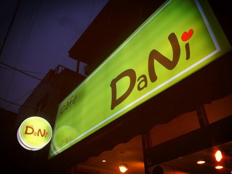 Niel Teen Top Siap Jadi Pelayan Spesial di Kafe