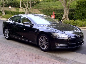 Tesla Tantang Google Bikin Mobil Autopilot