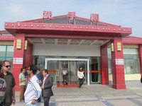 Rest area di jalan tol China di Zhongwei diisi oleh satu mini market dan toilet umum. Tak banyak mobil berhenti di sana (Putri/detikTravel)