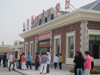 Sayangnya, seluruh keterangan di rest area menggunakan huruf China. Jadi, wisatawan yang singgah di sini, tidak tahu pasti apa arti tulisan tersebut (Putri/detikTravel)