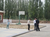 Meski tak memiliki taman bermain untuk anak, rest area di China memiliki lapangan basket kecil. Sayangnya, tidak ada orang yang memanfaatkan lapangan (Putri/detikTravel)