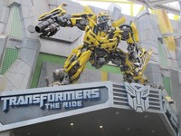 Salah satu wahana favorit turis dan selalu ramai dikunjungi adalah Transformers The Ride: The Ultimate 3D Battle di Sci Fi City. Anda bakal bertualang dengan Optimus Prime dan Autobot lainnya untuk menyelamatkan bumi melawan para Decepticon (Afif/detikTravel)