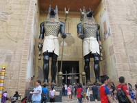 Tak hanya itu, ada juga wahana Revenge of The Mummy di Ancient Egypt. Turis yang datang ke sana pasti deg-degan, sebab mereka naik roller coaster di dalam ruangan yang gerakannya maju, mundur, dan berputar-putar dengan sangat cepat (Afif/detikTravel)