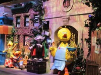 Universal Studios juga punya wahana yang menggemaskan, yaitu Sesame Street Spaghetti Space Chase. Bersama Elmo dan kawan-kawannya yang lucu, Anda akan menjelajah luar angkasa untuk menyelamatkan spaghetti ke luar angkasa (Afif/detikTravel)