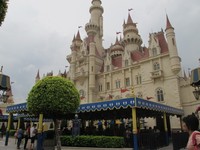 Yang lebih menggemaskan, Anda bisa masuk ke Shrek 4D di Far Far Away. Bayangkan, Anda bisa menonton keseruan Shrek melawan naga jahat demi menyelamatkan kekasihnya Fiona (Afif/detikTravel)