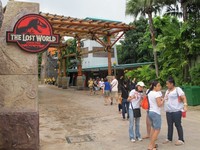 Bagi turis yang gemar bertualang dan suka tantangan, datanglah ke Lost World. Di sana terdapat Jurassic Park Rapids Adventure, rafting dengan perahu dengan setting taman penuh dinosaurus (Afif/detikTravel)
