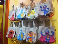 Asyiknya, di berbagai wahana terdapat toko suvenir. Ada kaos bergambar Bumblebee yang keren, tas dengan aneka tokoh Sesame Street yang lucu, hingga botol minum Shrek yang unik. Harganya mulai dari kisaran SGD 20 atau sekitar Rp 181 ribu (Afif/detikTravel)
