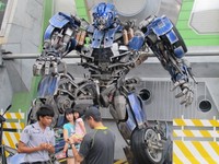 Di tiap aneka wahananya juga terdapat figuran-figuran keren. Ada patung Optimus Prime hingga patung dinosaurus raksasa. Jangan malu-malu untuk narsis dan bergaya di sana (Afif/detikTravel)