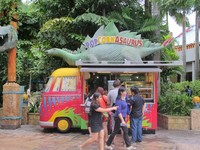 Aneka tempat makan dan restoran pun tersebar di Universal Studios Singapura. Jangan takut jika lapar atau kehabisan minum. Di sana juga ada musala dan penjualan jas hujan. Wisatawan dijamin nyaman saat berkunjung ke sana (Afif/detikTravel)