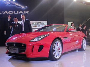 Mobil Sport Jaguar F-Type Menyapa Indonesia