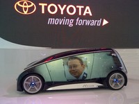 Gambar bisa muncul di mobil dengan menghubungkan mobil ini dengan gadget yang anda miliki. Mobil ini bahkan bisa menyapa pengemudinya ketika akan memasuki mobil dengan pesan di pintu.