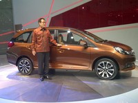 President, Chief Executive Officer and Presentative Director Honda Motor Co, Ltd, Takanobu Ito memperkenalkan Mobilio untuk Indonesia.
