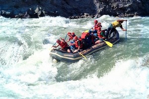 Rafting Menegangkan di Sungai Emas Nepal