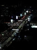 Cahaya Kemacetan Ibukota di Malam Hari