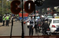 Satu persatu bus angkutan umum diminta menepi.