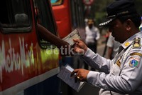 Petugas kemudian memeriksa surat-surat kendaraan tersebut.