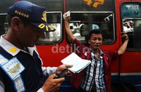Petugas juga memeriksa kelayakan kendaraan dan surat KIR.