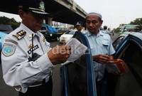 Sopir taksi juga ikut diperiksa.