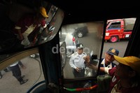 Seorang sopir Metro Mini tengah diperika petugas.