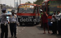 Razia ini dilakukan untuk memeriksa kelayakan, surat izin pengemudi dan surat KIR kendaraan.
