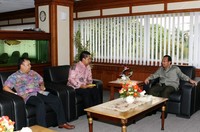 Menteri Pertanian Suswono (kanan) menyambut kedatangan Ketua Umum Induk Koperasi Unit Desa (Inkud) Pahlevi Pangerang (tengah).