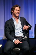 Wajah Sumringah Chris Hemsworth