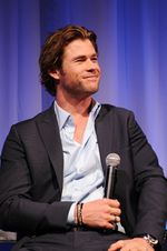 Wajah Sumringah Chris Hemsworth