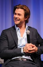 Wajah Sumringah Chris Hemsworth