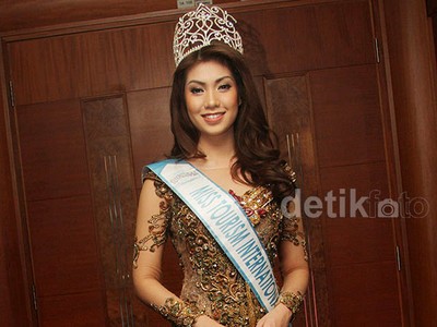 Miss Tourism International Anggun Berkebaya