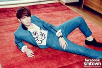 Heechul tampil necis dalam balutan setelan jas biru terang. (SME)