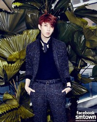 Heechul berpose untuk majalah Cosmopolitan Korea edisi Oktober. (SME)