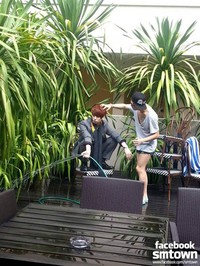 Behind the scene pemotretan Heechul untuk majalah Cosmopolitan Korea. (SME)