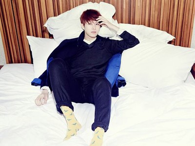 Pose Heechul Super Junior di Tempat Tidur