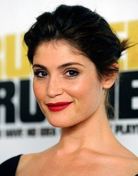 Gemma Arterton mempesona dengan bibir merah. David Becker/Getty Images/AFP.
