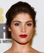 Bibir Merah Gemma Arterton