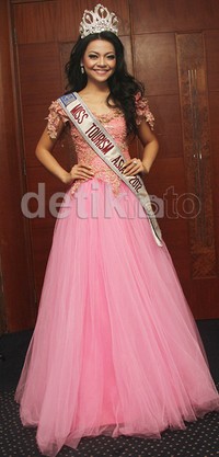 Reinita cantik seperti putri dibalut gaun pink. Gus Mun/detikHOT.