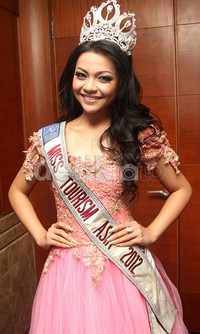     Miss Pariwisata 2012 dan Miss Tourism Asia 2012 itu terlihat semakin mempesona dengan senyuman di wajahnya. Gus Mun/detikHOT.