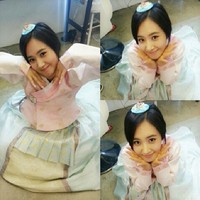 Yuri berpose imut mengenakan hanbok-nya. (Instagram)