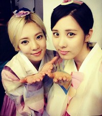 Hyoyeon berpose bersama Seohyun. (Instagram)