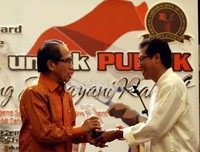 Chairul Tanjung berhalangan hadir dalam acara tersebut. Namun penghargaan diterima oleh anggota KEN Ishadi SK.