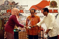 Fadjroel Rahman menyerahkan penghargaan kepada Chairul Tanjung yang diwakili oleh Ishadi SK.