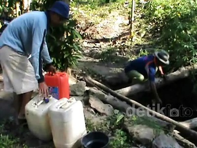 Demi Air, Warga Rela Masuk Hutan