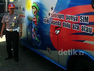 Stiker Keselamatan Berlalu Lintas Hiasi Angkutan Umum