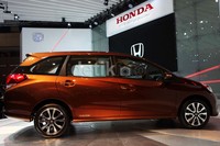 Honda Mobilio ini memiliki dimensi panjang 4,39 meter jadi menciptakan kabin yang lapang. Ground Clearance yang tinggi (185 mm) serta wheel base 2.650 mm serta tinggi yang optimal yang menghasilkan tingkat manuver sekaligus mobilitas yang baik.