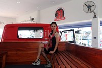 Model berpose dengan salah satu truk yang dipamerkan.