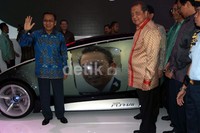 Ia sempat mengunjungi sejumlah stand.