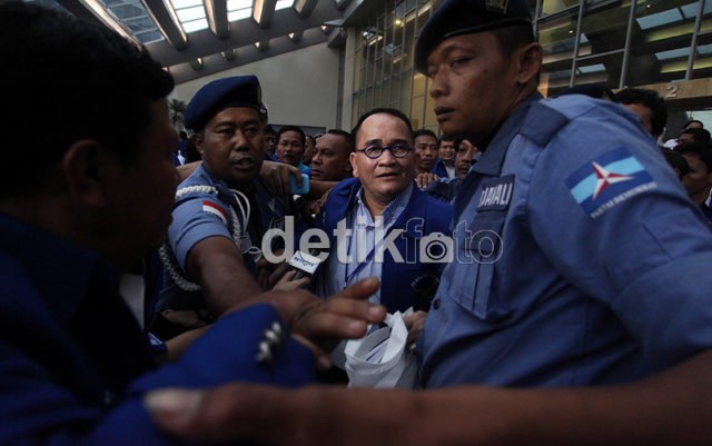 Jalan Berliku Ruhut Menuju Kursi Ketua Komisi III DPR