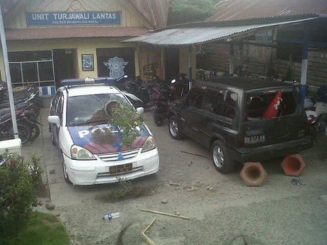Demo, Warga Rusak Mobil Satlantas Polres Mandailing Natal